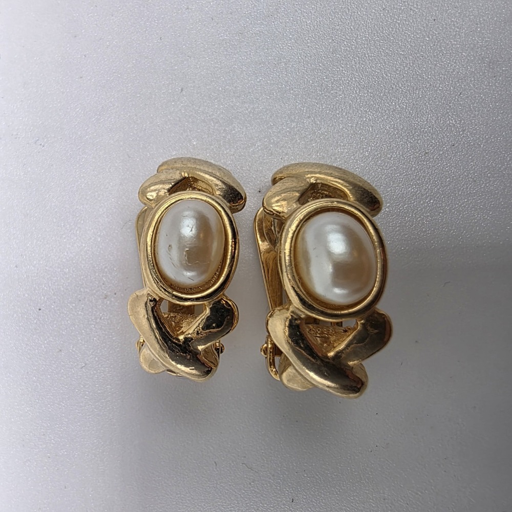 SARAH COVENTRY Earrings Touch of Elegance Clip On Earrings Faux Pearl Classic‎